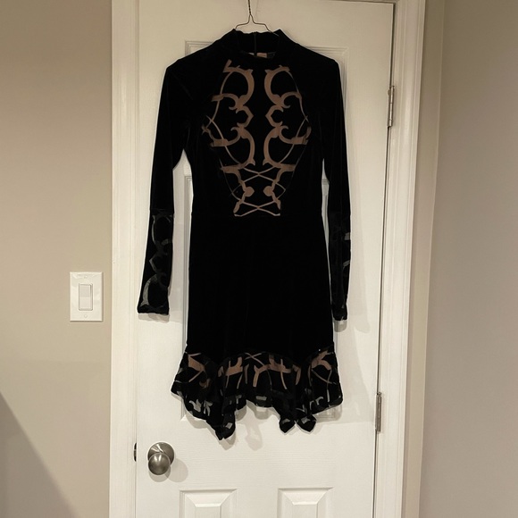 BCBGMaxAzria Dresses & Skirts - BCBGMAXAZARIA Velvet long sleeve dress